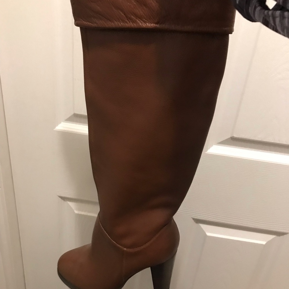 Stylish high Leather boots. Brown size 8
